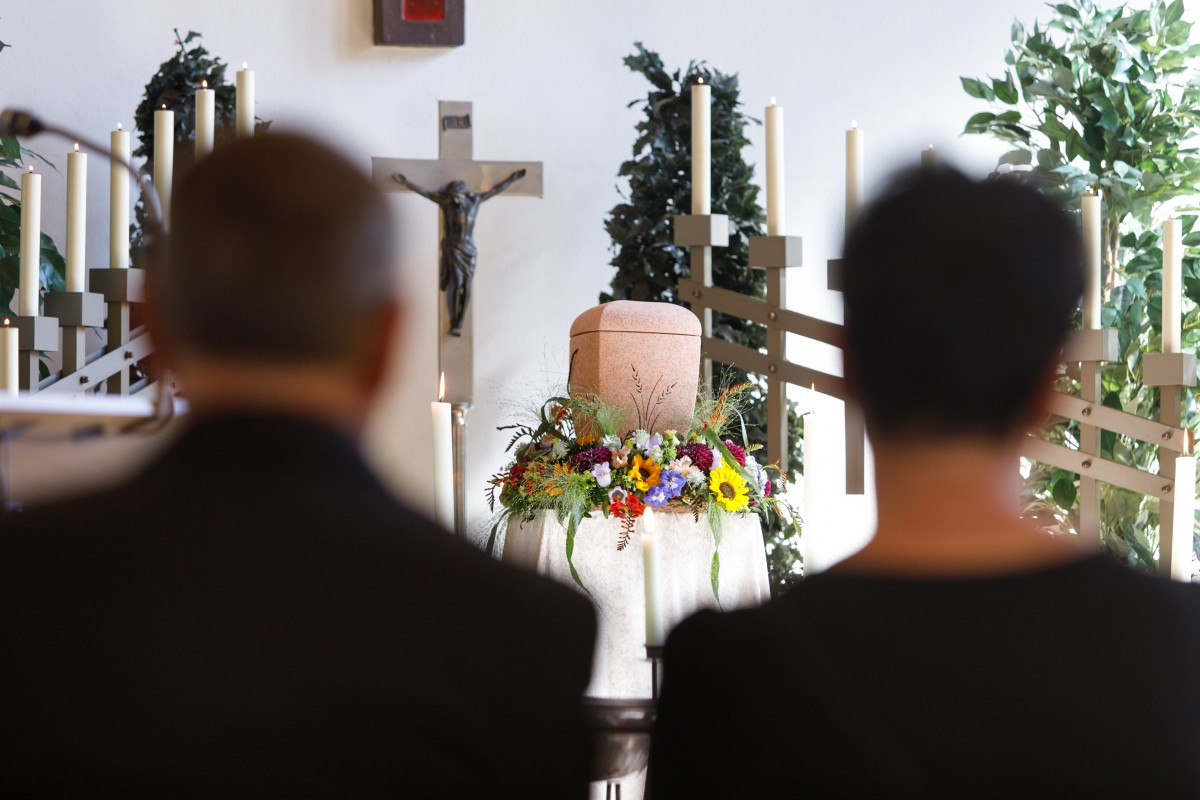 Bestattung Trauerfeier Begräbnis Urne Friedhof 15